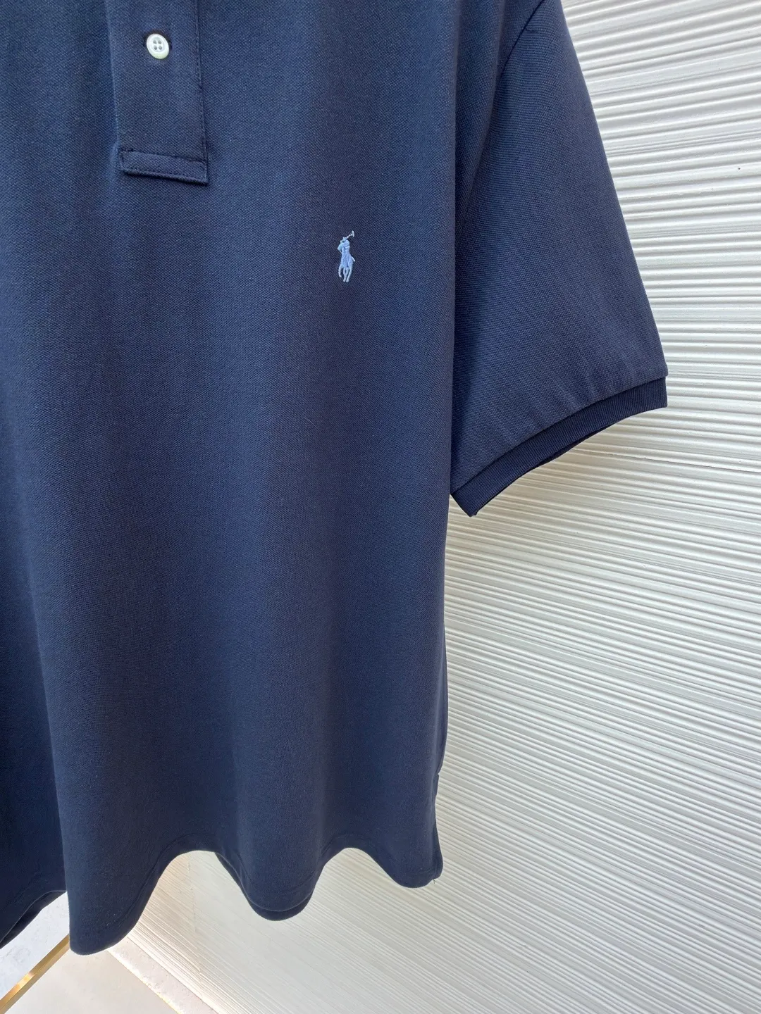 Ralph Lauren embroidered logo Polo shirt ●Original version: Purchased and developed for 1290 ●Item number: 1682565-A15 ●Material: pure cotton pique fabric ●Technology: embroidery production ●Color: navy ●Version: fitted version ●Weight: about 295 grams ●Size: S-M-L-XL ●Description: Customized pure cotton sateen pique, tight and delicate, comfortable and skin-friendly, elegantly presented with a touch of deep black The iconic white pony embroidery is like a smart musical note dancing on the black canvas. It is simple but highly recognizable. It is a versatile artifact in the wardrobe. It has a very simple shape and contains the soul of fashion. It adopts imported machine embroidery technology. It uses advanced computer control systems and precision mechanical parts to realize the iconic pony embroidery operation with high precision. The lines are smooth and delicate, and the fabrics have been washed. It has a better hand feel and texture. It is not easy to deform, not easy to shrink, not easy to fade, and maintains long-term beauty. The overall wiring is straight and delicate, the fabric is comfortable and soft, and the color is consistent without color difference. It can be matched with the same style to create a fashionable look and control various occasions. Customized accessories, complete with three standards, same style for men and women!